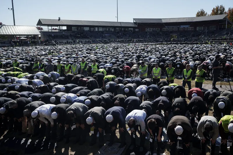80,000 Fill Stadium for Mass Prayer
