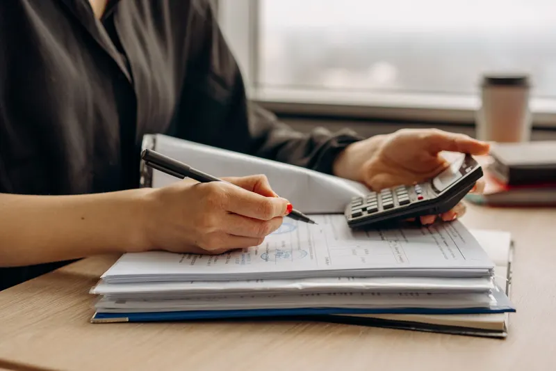 Financial anxiety: the paycheck rises, the knot stays
