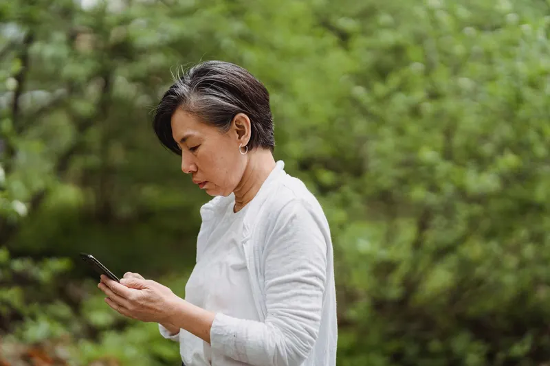 Your phone doesn't depress you: uncontrolled use does