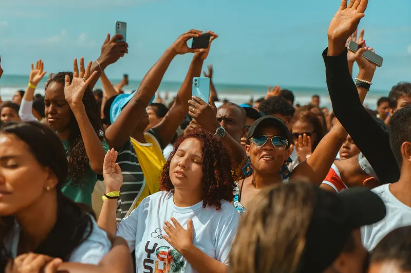 Over 3,000 baptisms in Maputo and a line by the sea