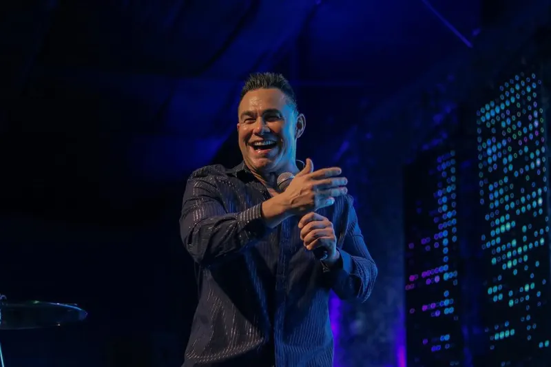 Alex Rodríguez sings eternity in "Más allá del sol"