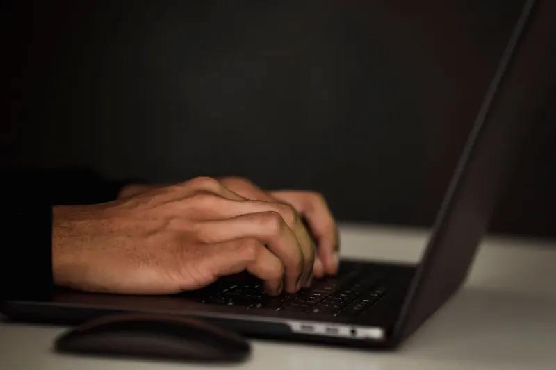 Cuando todos escriben con IA, gana tu reputación digital