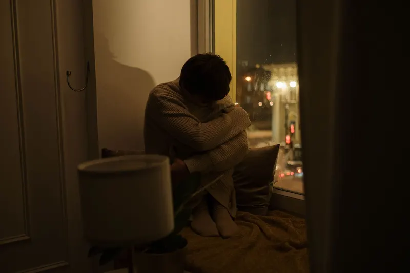 Cómo salir de la soledad sin fingir que no duele